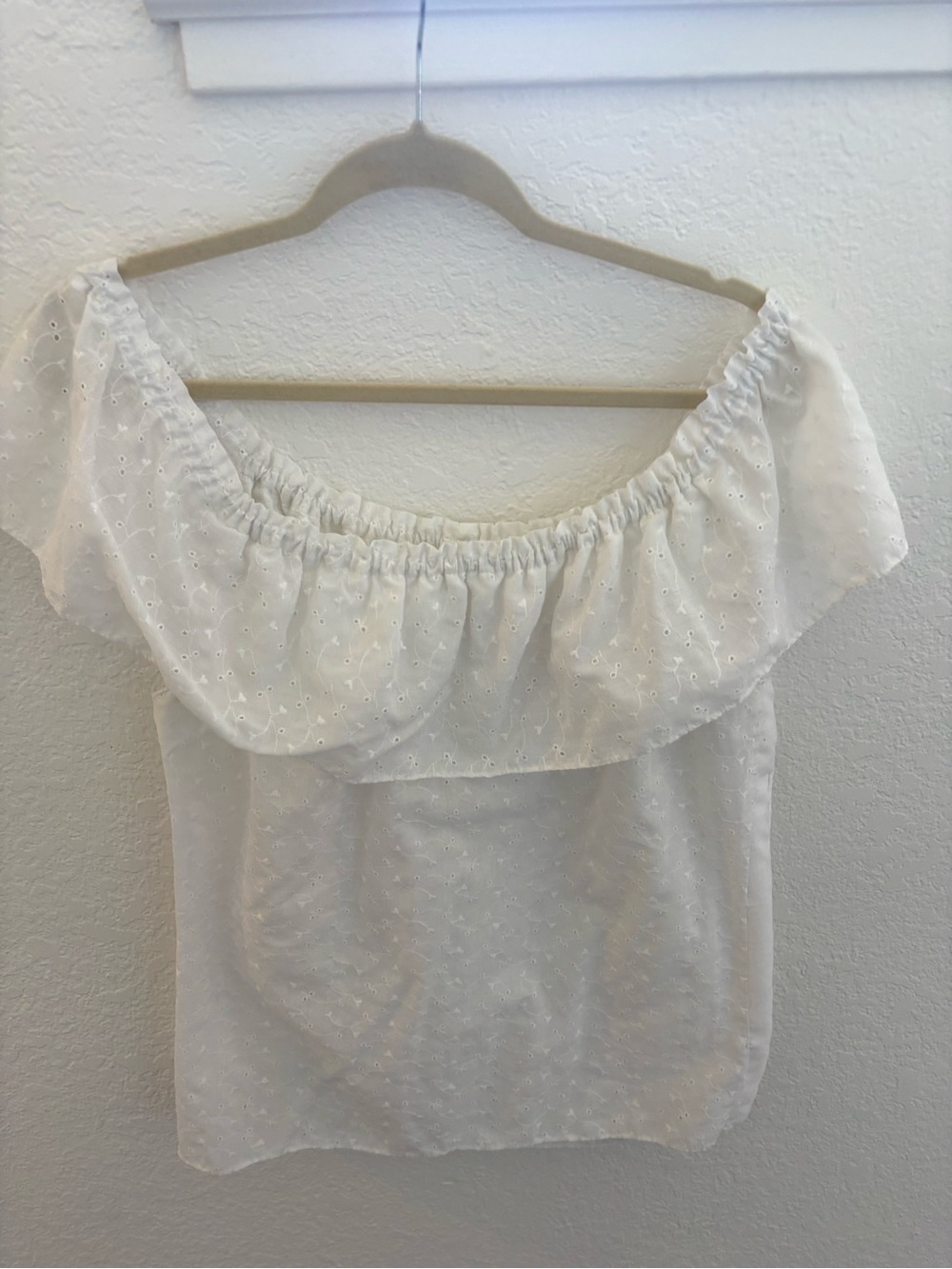 White Eyelet Off-Shoulder Women's To- vintage 70s- channel Linda Ronstadt!